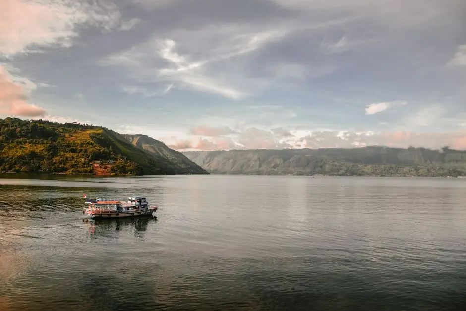 Pemandangan Danau Toba dari Bukit Holbung