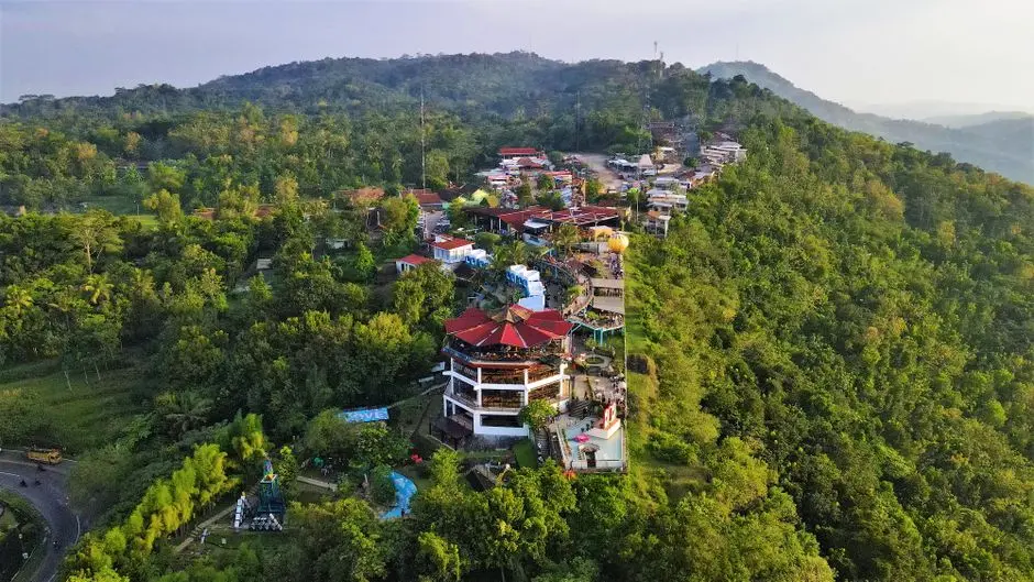 Ruang hijau dan suasana santai tempat wisata lokal di Balam